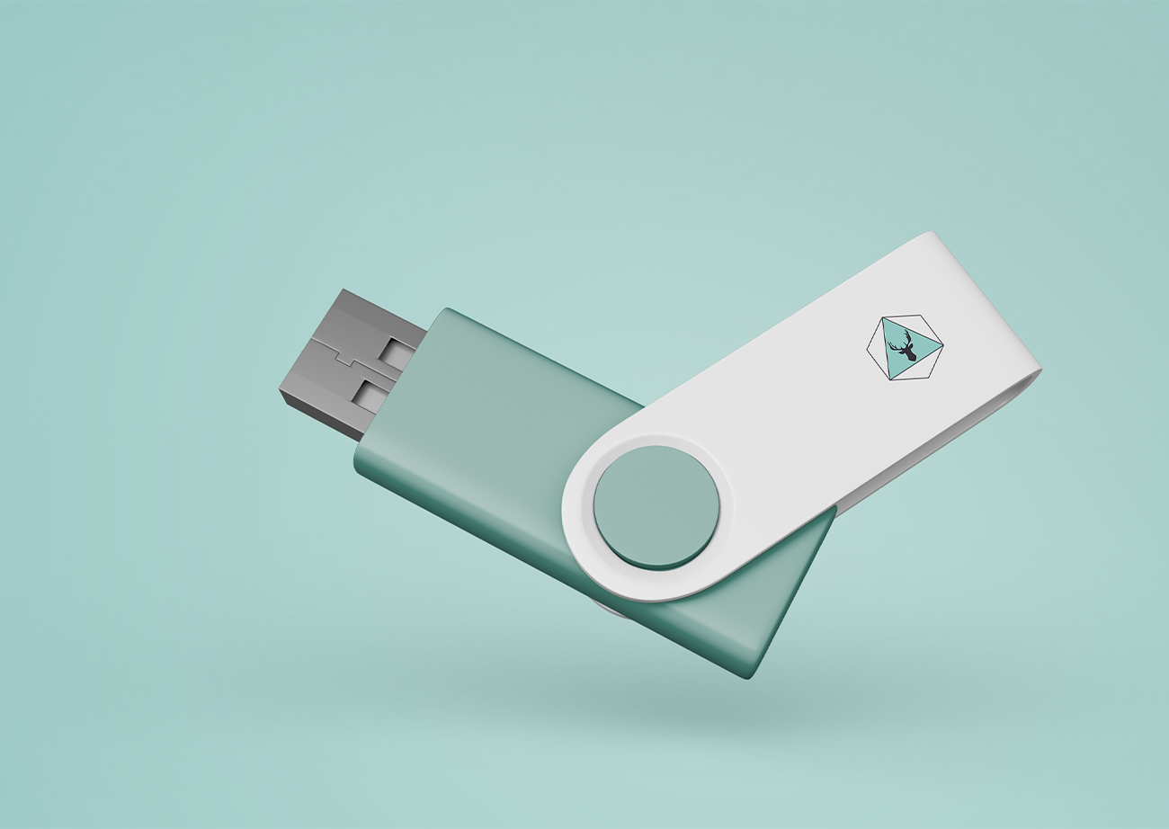 Mockup thẻ nhớ lưu dữ liệu USB màu trắng, xanh lơ nằm ngang PSD