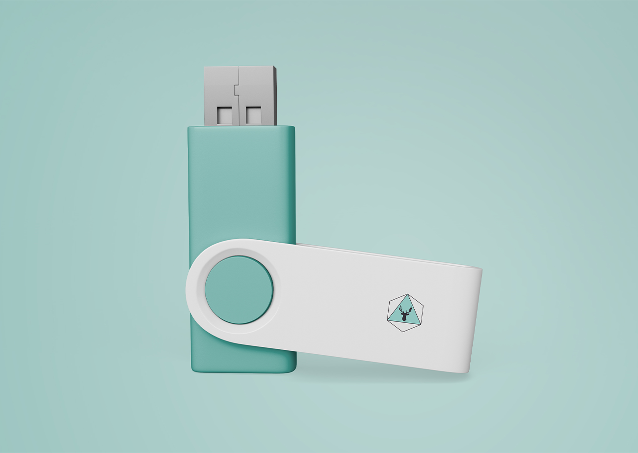 Mockup thẻ nhớ lưu dữ liệu USB màu trắng, xanh lơ PSD