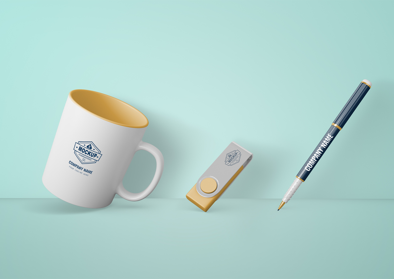 Mockup thẻ nhớ lưu dữ liệu USB , cốc, bút PSD