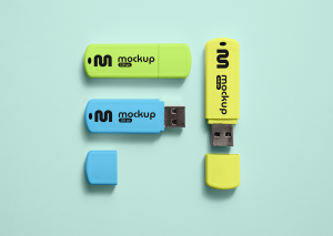 Mockup 3 thẻ nhớ dữ liệu USB màu xanh dương, vàng, xanh lá nền xanh PSD