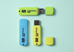 Mockup 3 thẻ nhớ dữ liệu USB màu xanh dương, vàng, xanh lá nền xanh PSD